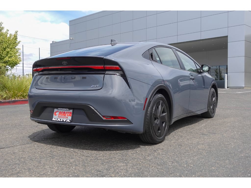 Used 2025 Toyota Prius LE FWD image 3