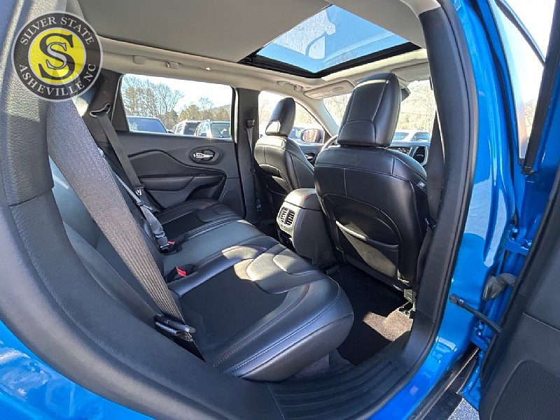 Used 2019 Jeep Cherokee Trailhawk w/ Comfort/Convenience Group AWD/4WD image 18