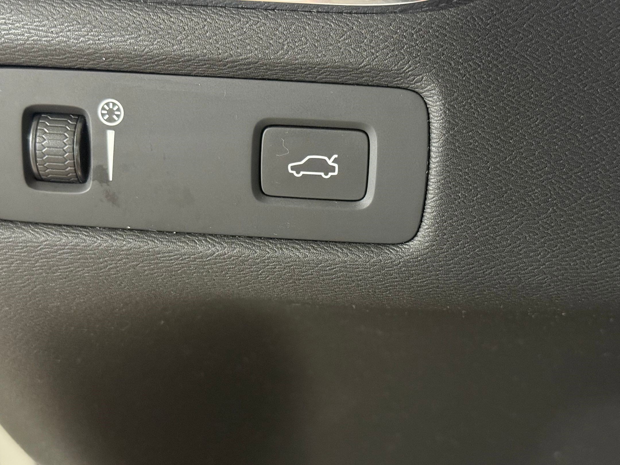 Used 2019 Volvo XC60 T5 Inscription w/ Protection Package Premier image 16