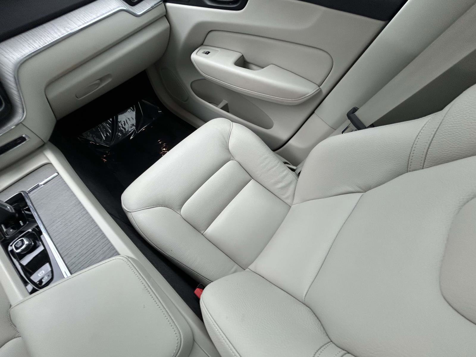 Certified 2024 Volvo XC60 B5 Plus w/ Climate Package image 16