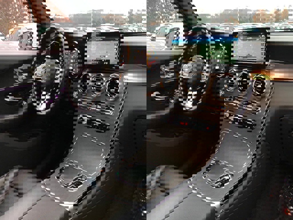 Used 2022 Mercedes-Benz GLC 300 4MATIC w/ Driver Assistance Package image 17