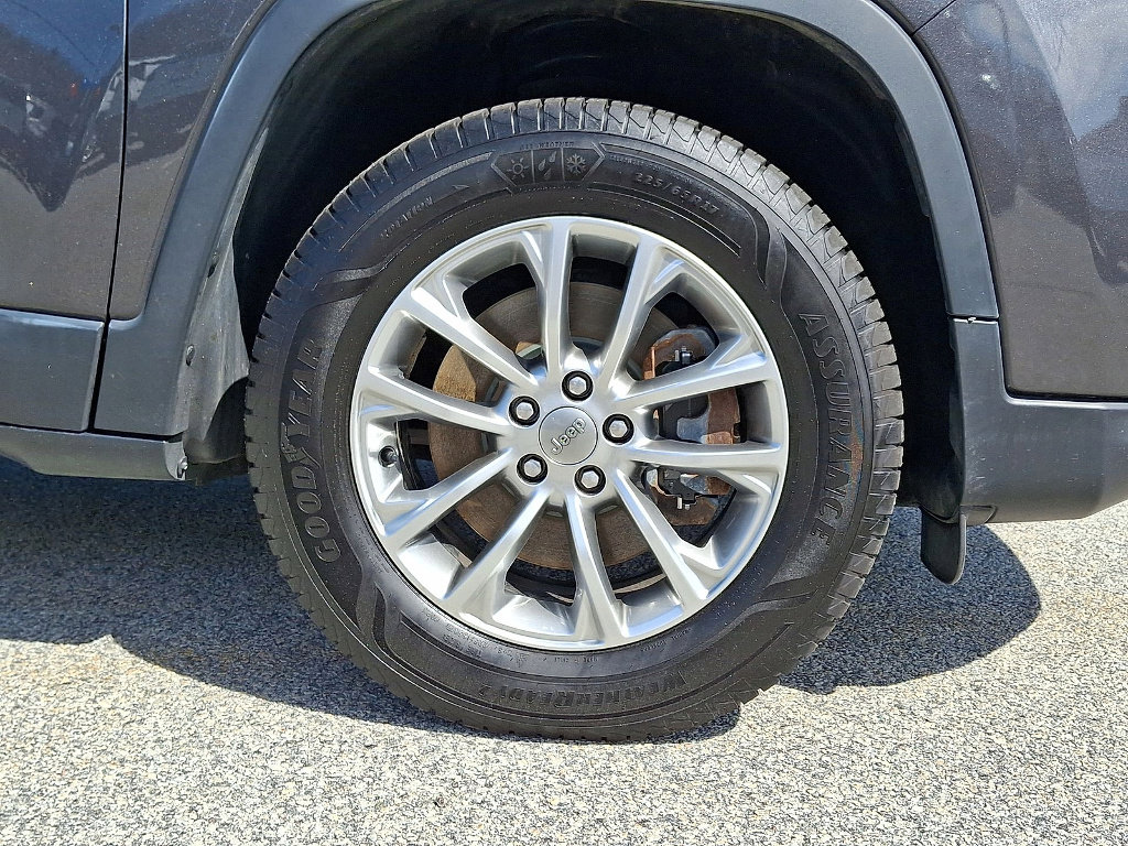 Certified 2022 Jeep Cherokee Latitude Lux w/ Mopar Interior Package image 56