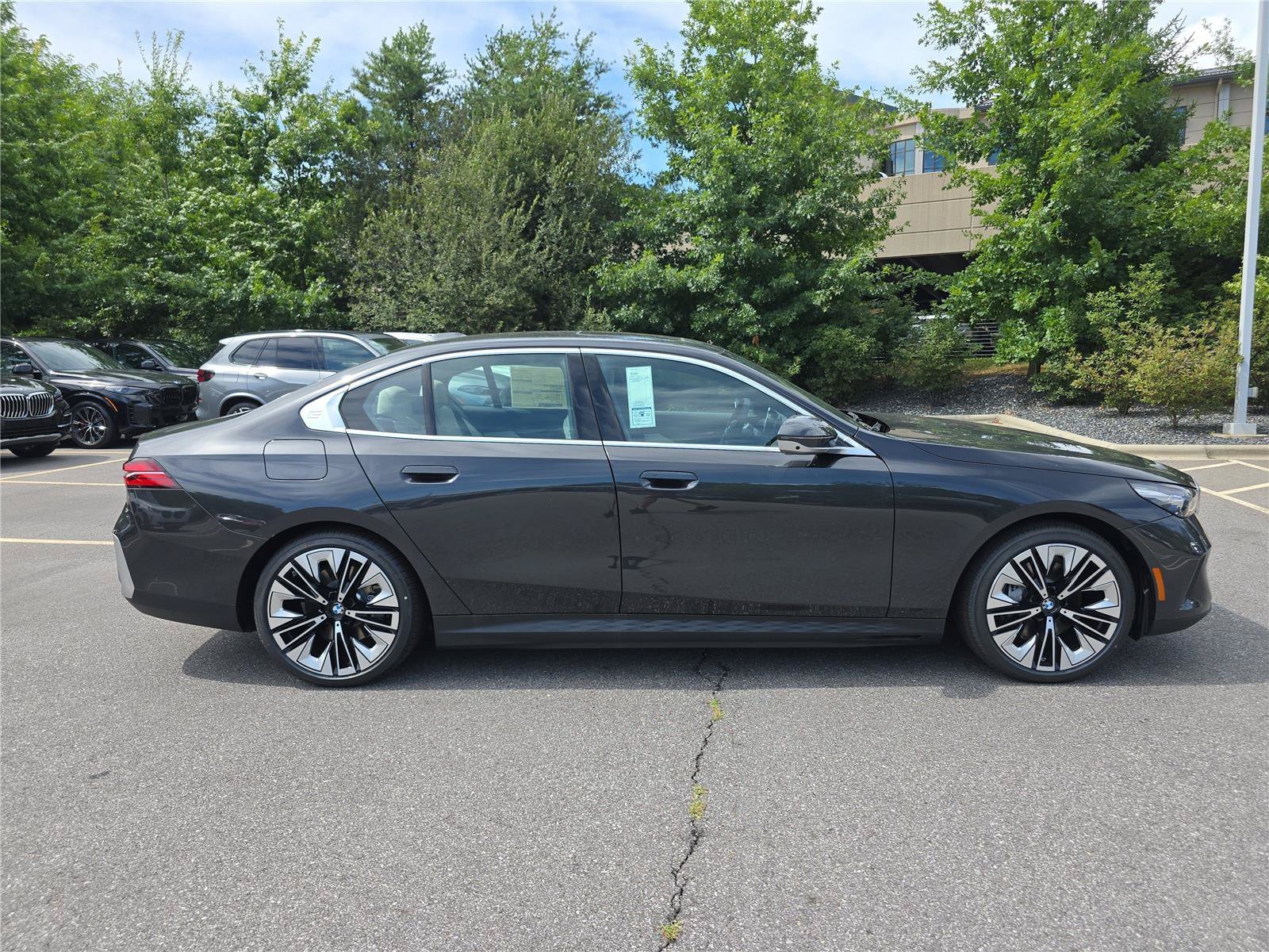 New 2027 BMW i5 xDrive40 AWD/4WD image 2