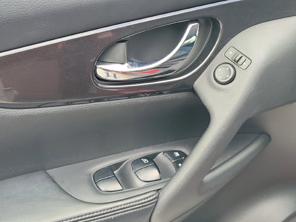 Used 2018 Nissan Rogue SV AWD/4WD image 25