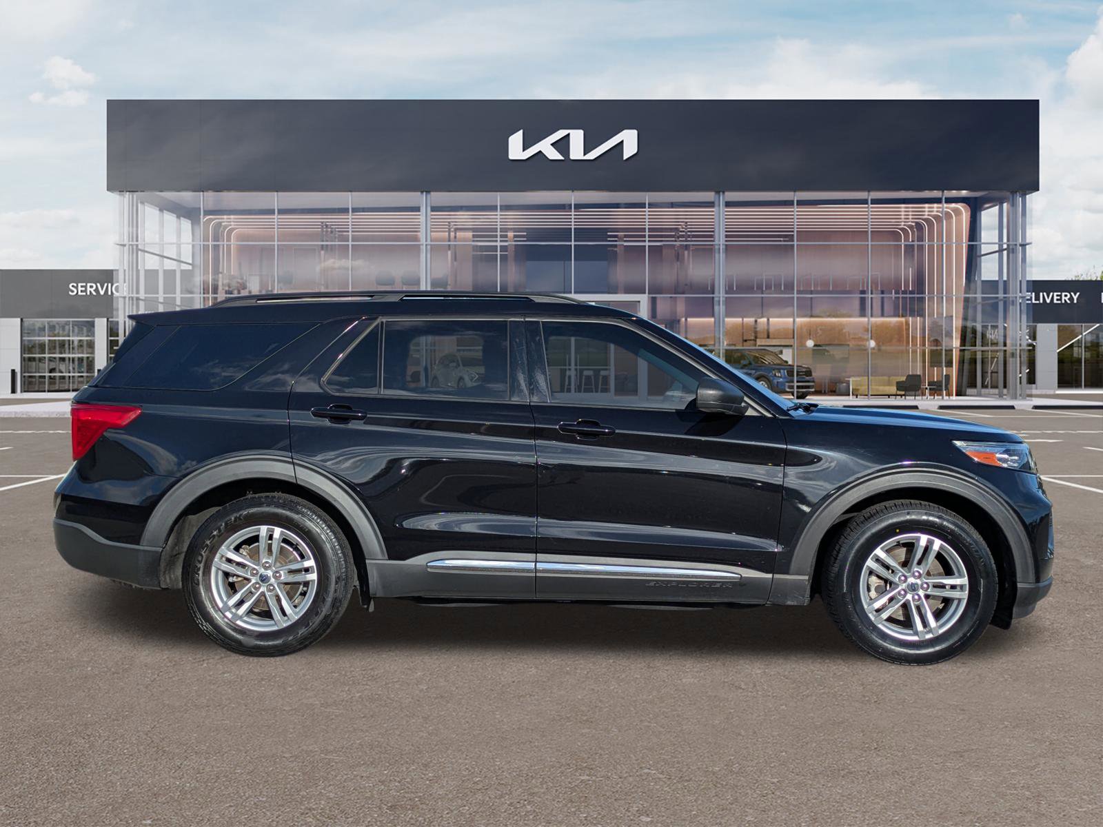 Used 2021 Ford Explorer XLT RWD image 3