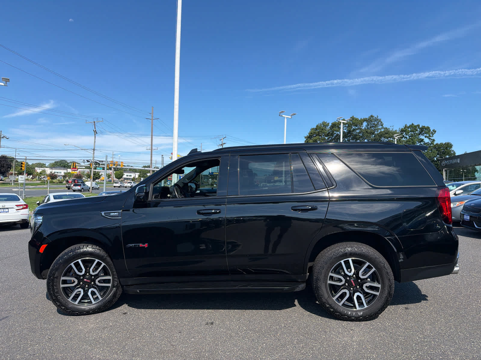 Certified 2022 GMC Yukon AT4 w/ Technology Package AWD/4WD image 7