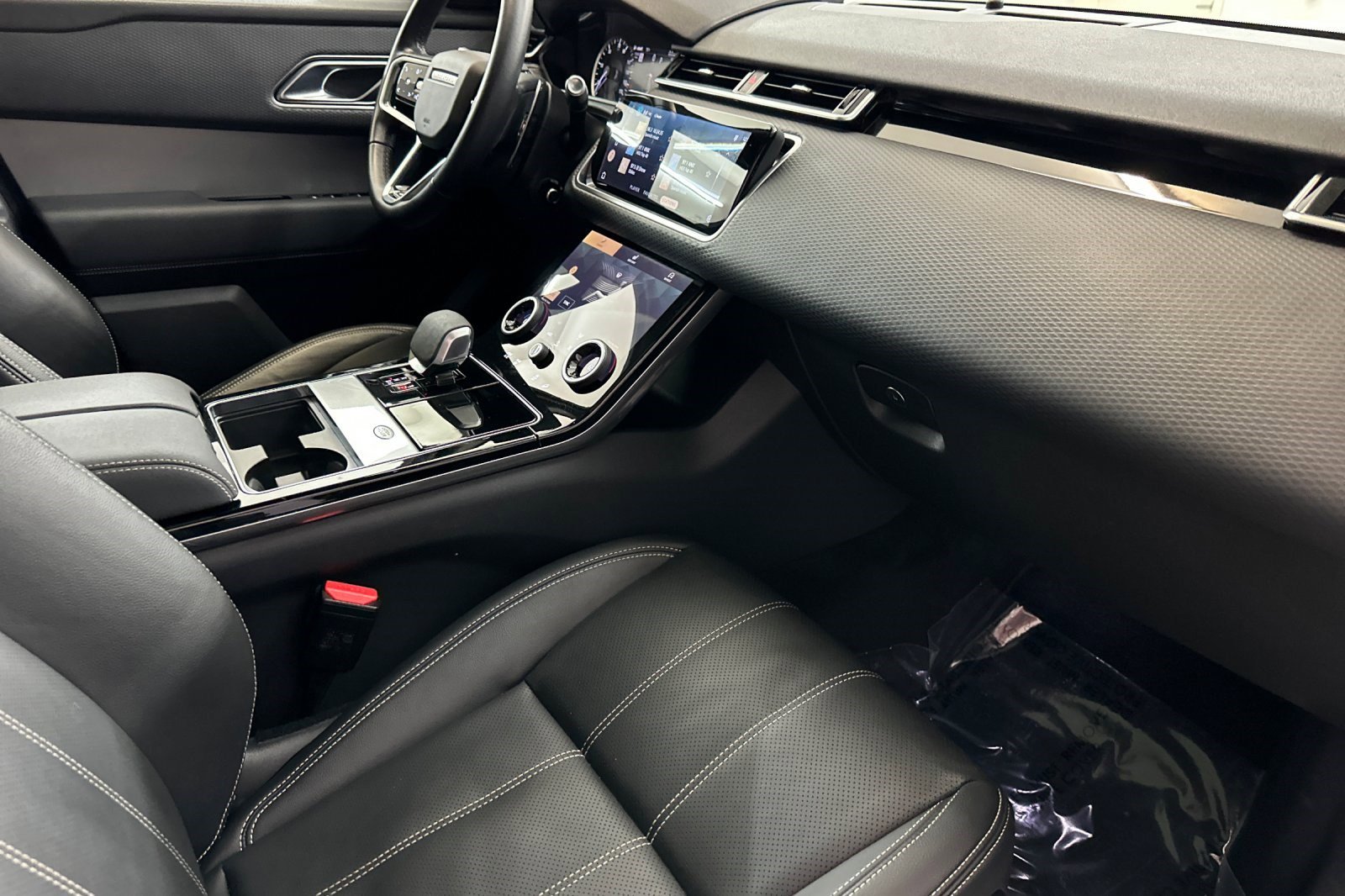 Used 2023 Land Rover Range Rover Velar R-Dynamic S image 32