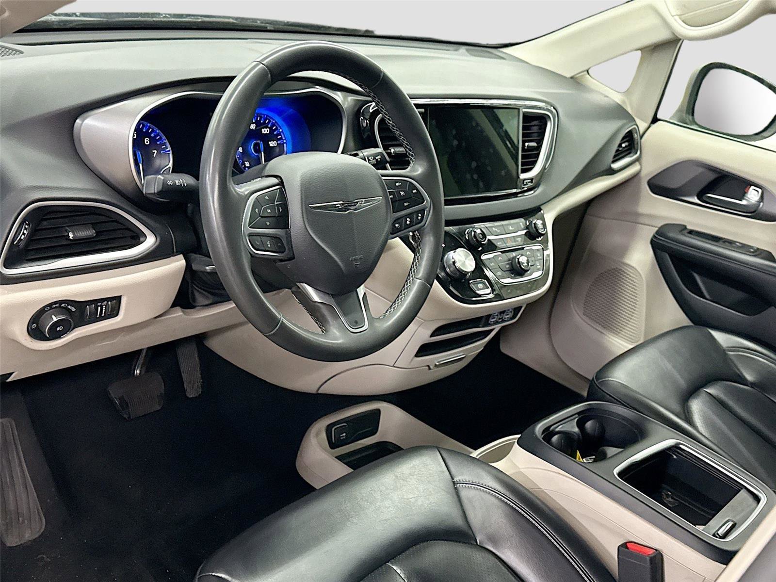 Used 2023 Chrysler Pacifica Touring-L image 7