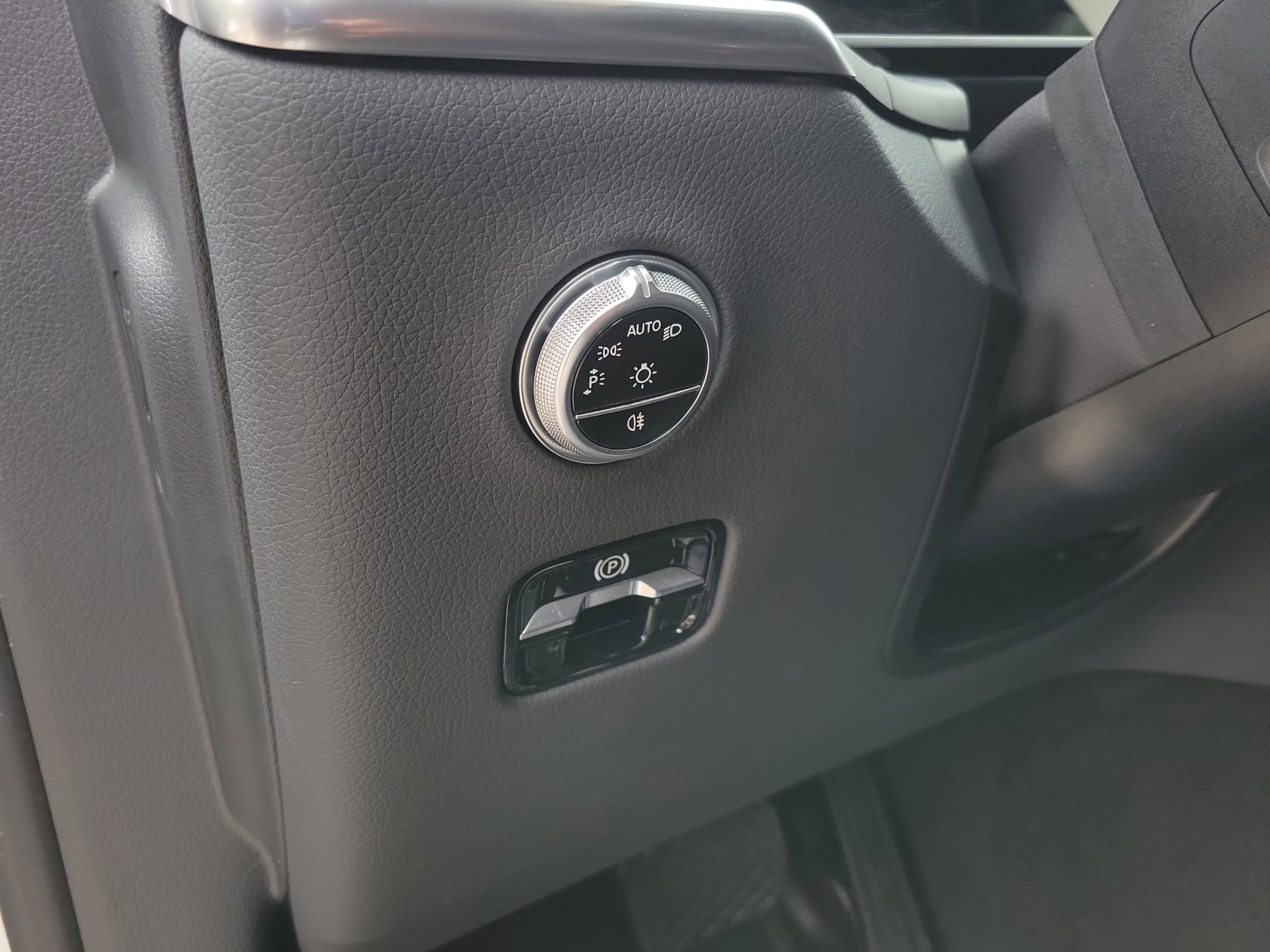 Used 2025 Mercedes-Benz GLC 300 image 23