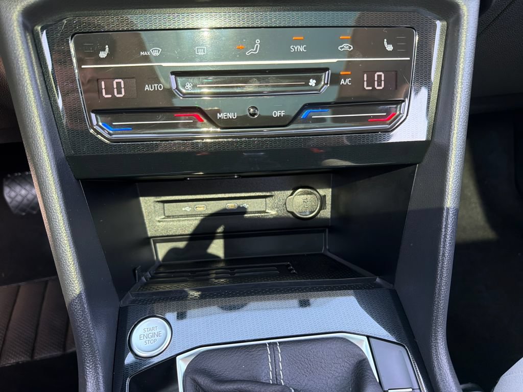Certified 2025 Volkswagen Taos SE AWD/4WD image 17