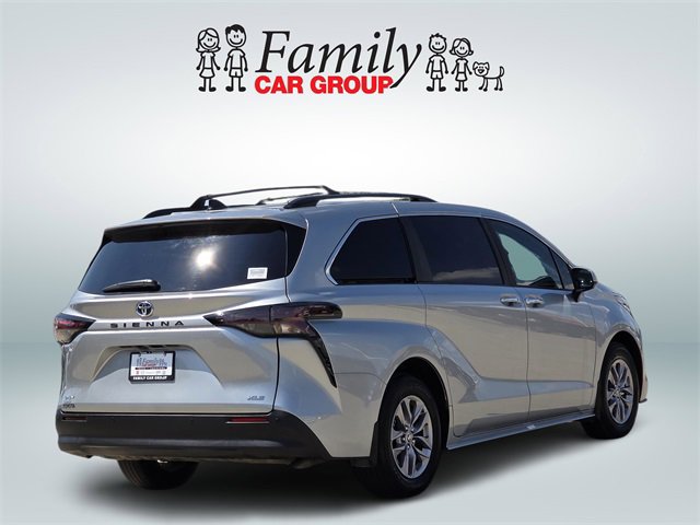 Used 2025 Toyota Sienna XLE image 4