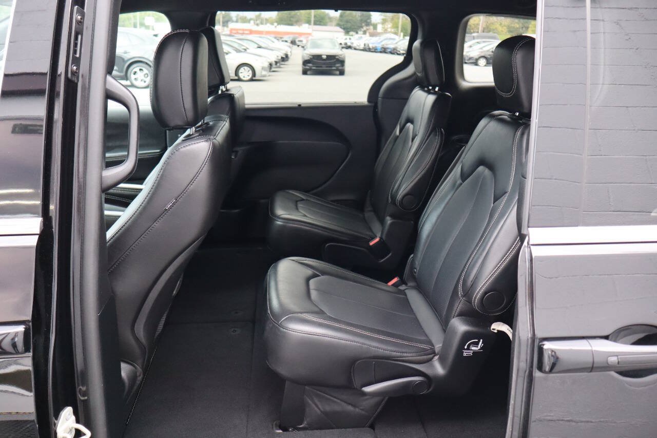 Used 2025 Chrysler Pacifica Select FWD image 5