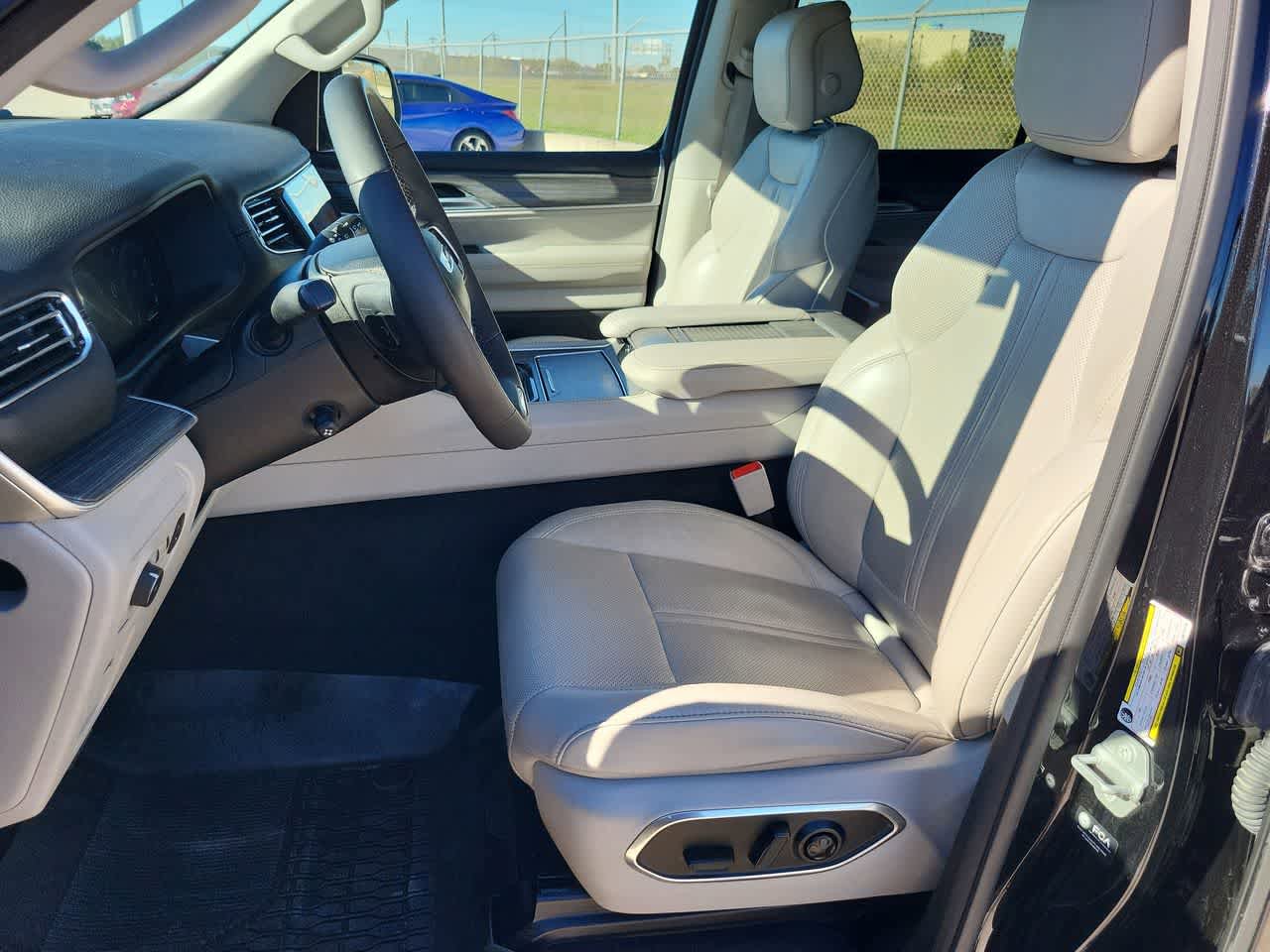 Used 2024 Jeep Wagoneer Series III AWD/4WD image 19