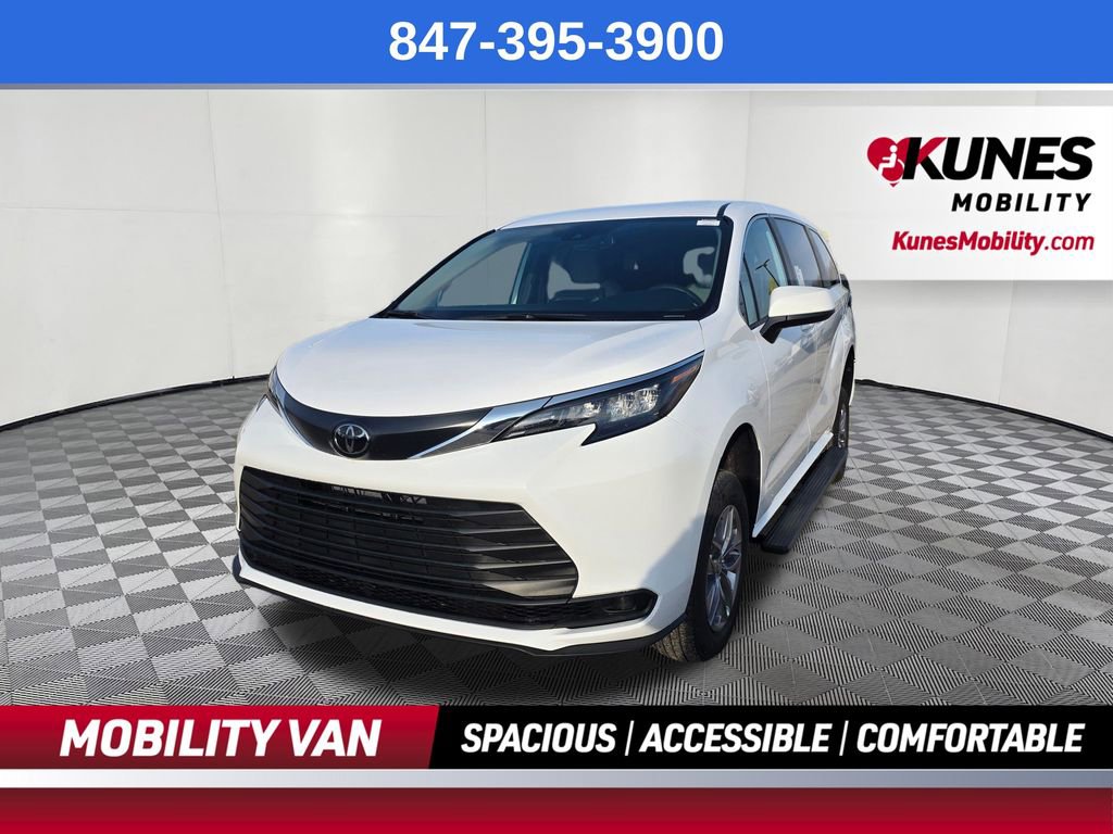 Used 2026 Toyota Sienna LE FWD image 3