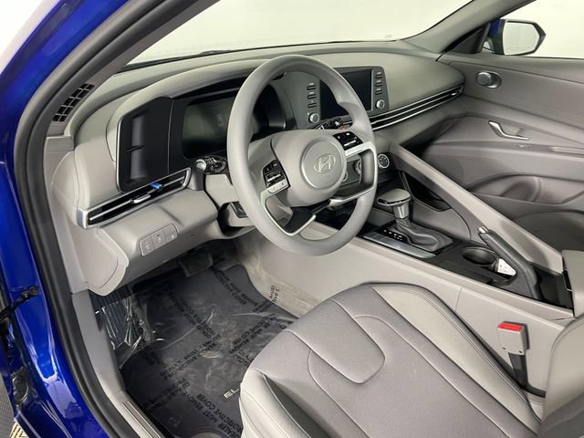 Certified 2025 Hyundai Elantra SE w/ Cargo Package image 3