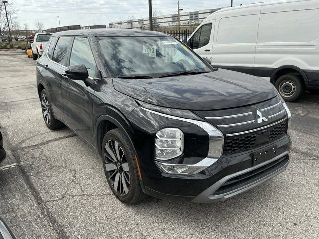 Used 2025 Mitsubishi Outlander SE image 4