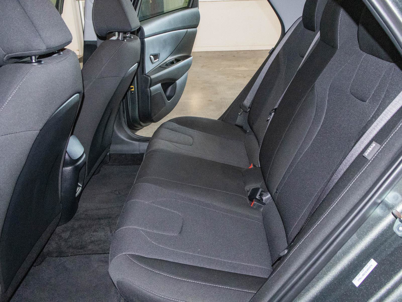 Used 2025 Hyundai Elantra SE FWD image 13