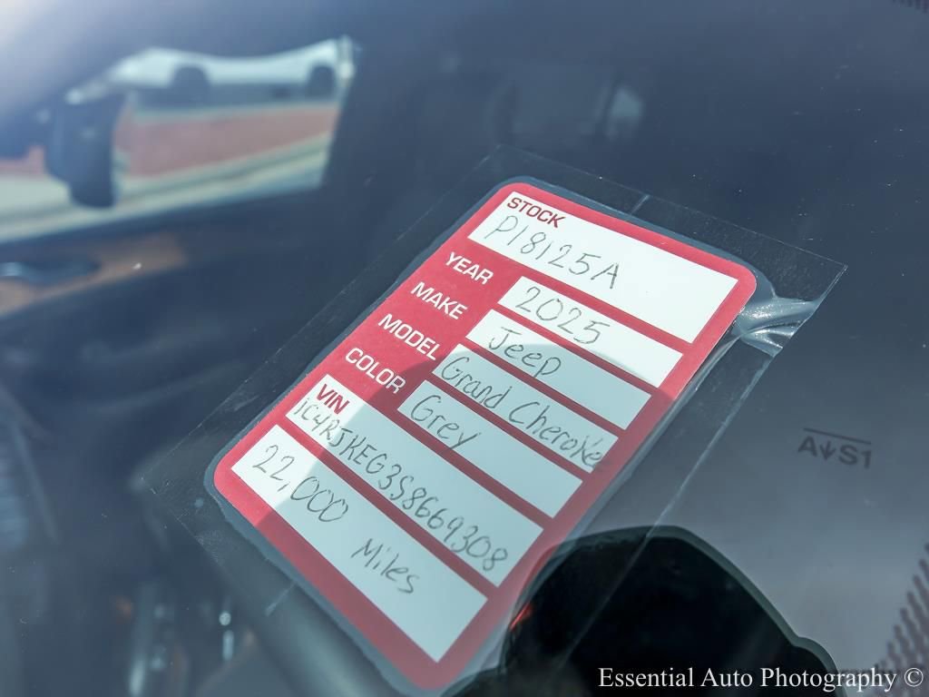 Used 2025 Jeep Grand Cherokee L Summit image 32