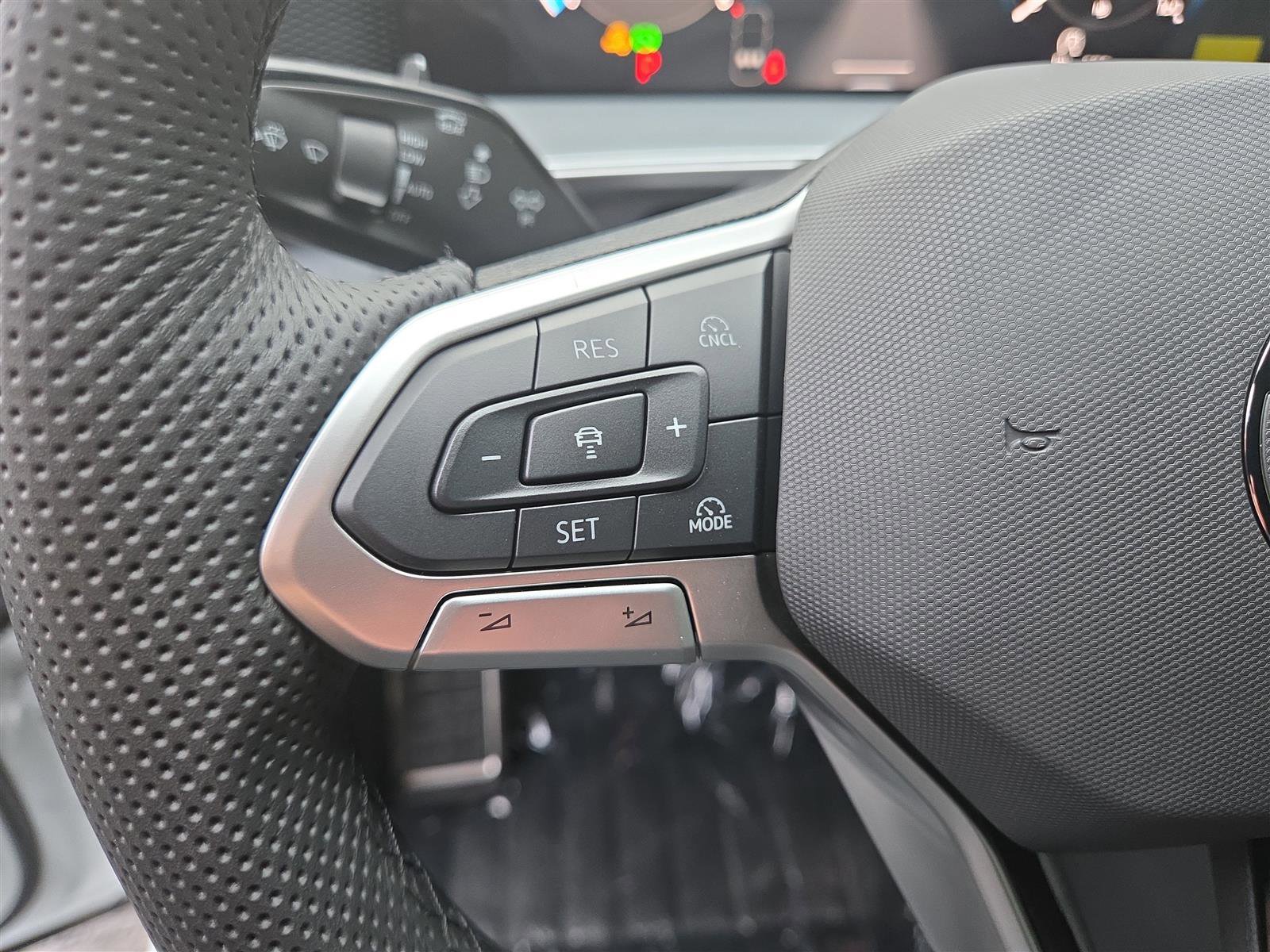 New 2025 Volkswagen Tiguan SE R-Line image 20