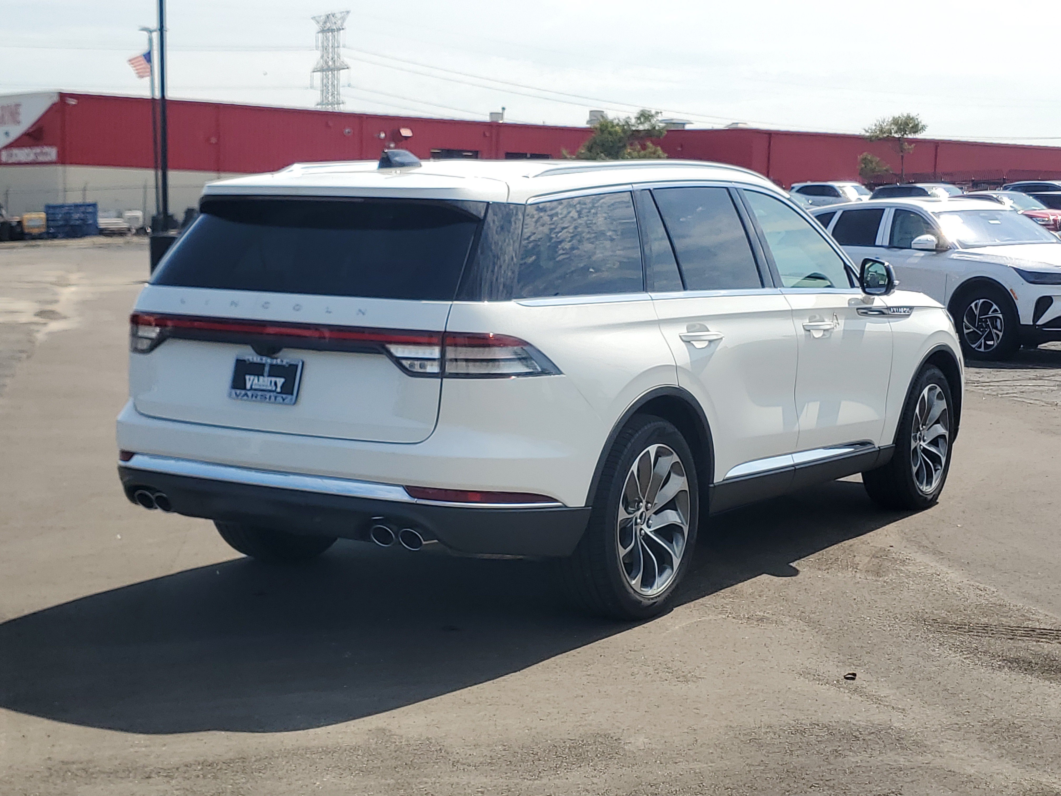 New 2027 Lincoln Aviator AWD image 4