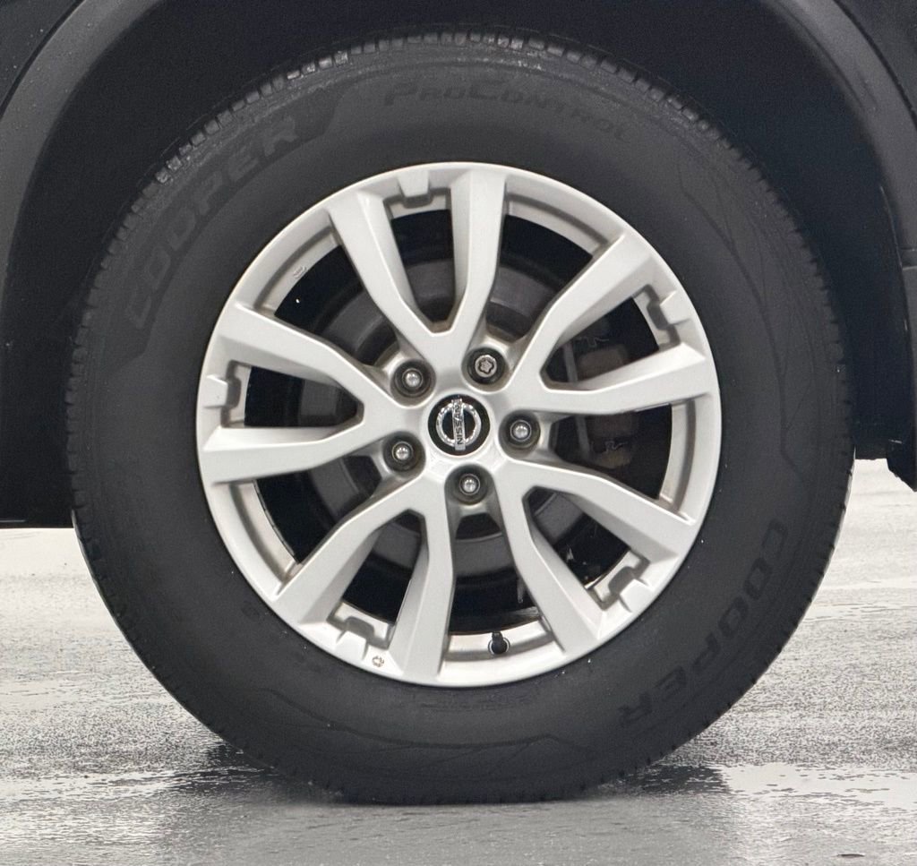 Used 2018 Nissan Rogue SV image 9