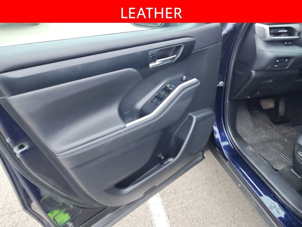 Used 2023 Toyota Highlander XLE FWD image 5