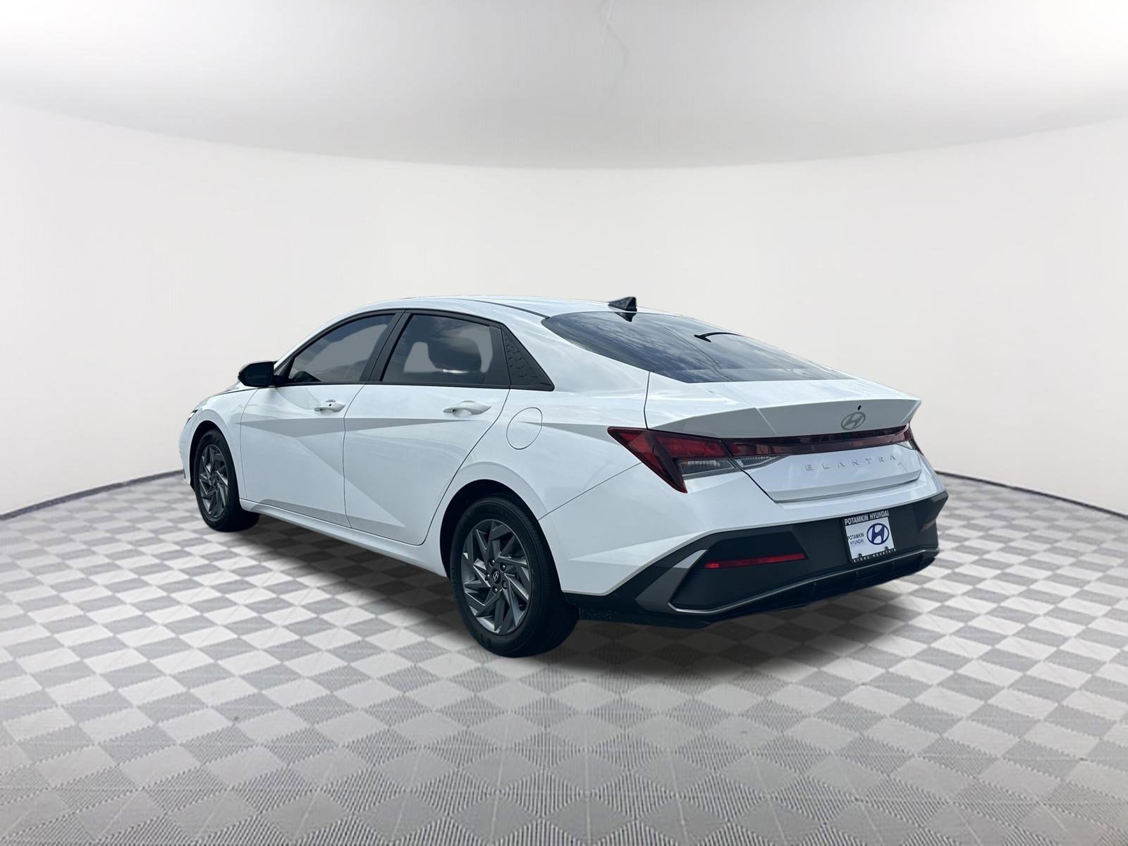 Used 2024 Hyundai Elantra SEL FWD image 9