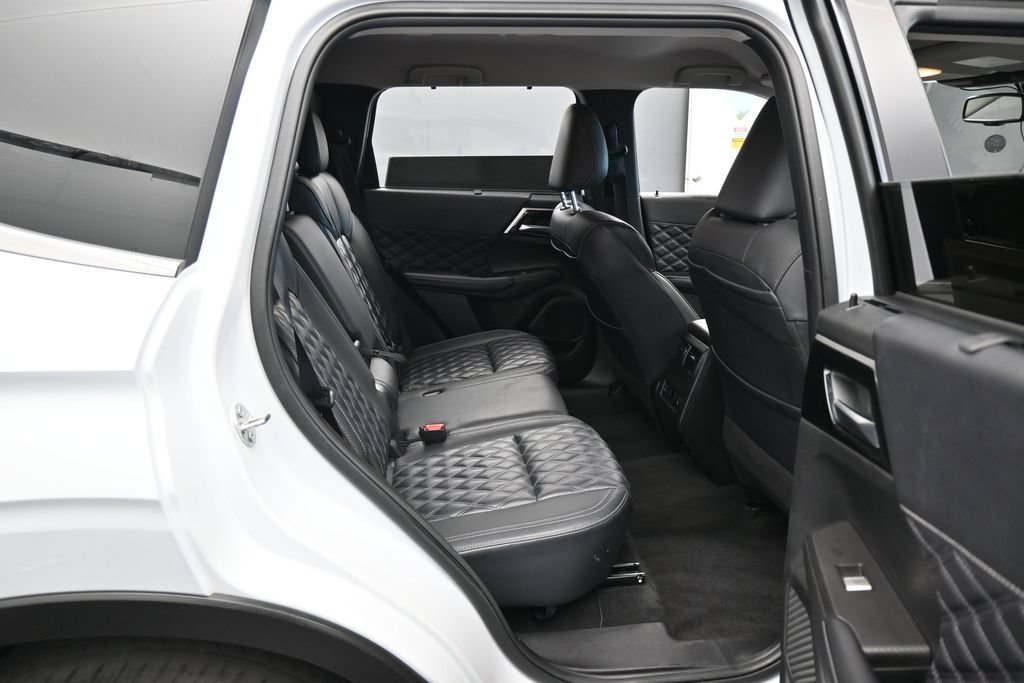 Used 2024 Mitsubishi Outlander SEL FWD image 36
