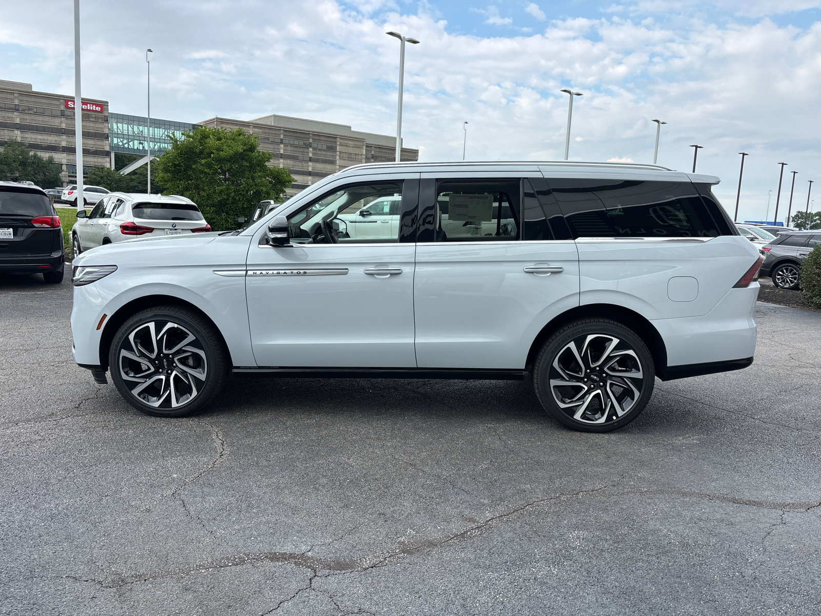 New 2026 Lincoln Navigator Reserve AWD/4WD image 4