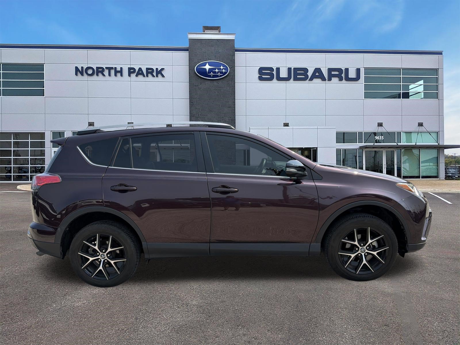 Used 2018 Toyota RAV4 SE w/ Power Extra Value Package FWD image 2