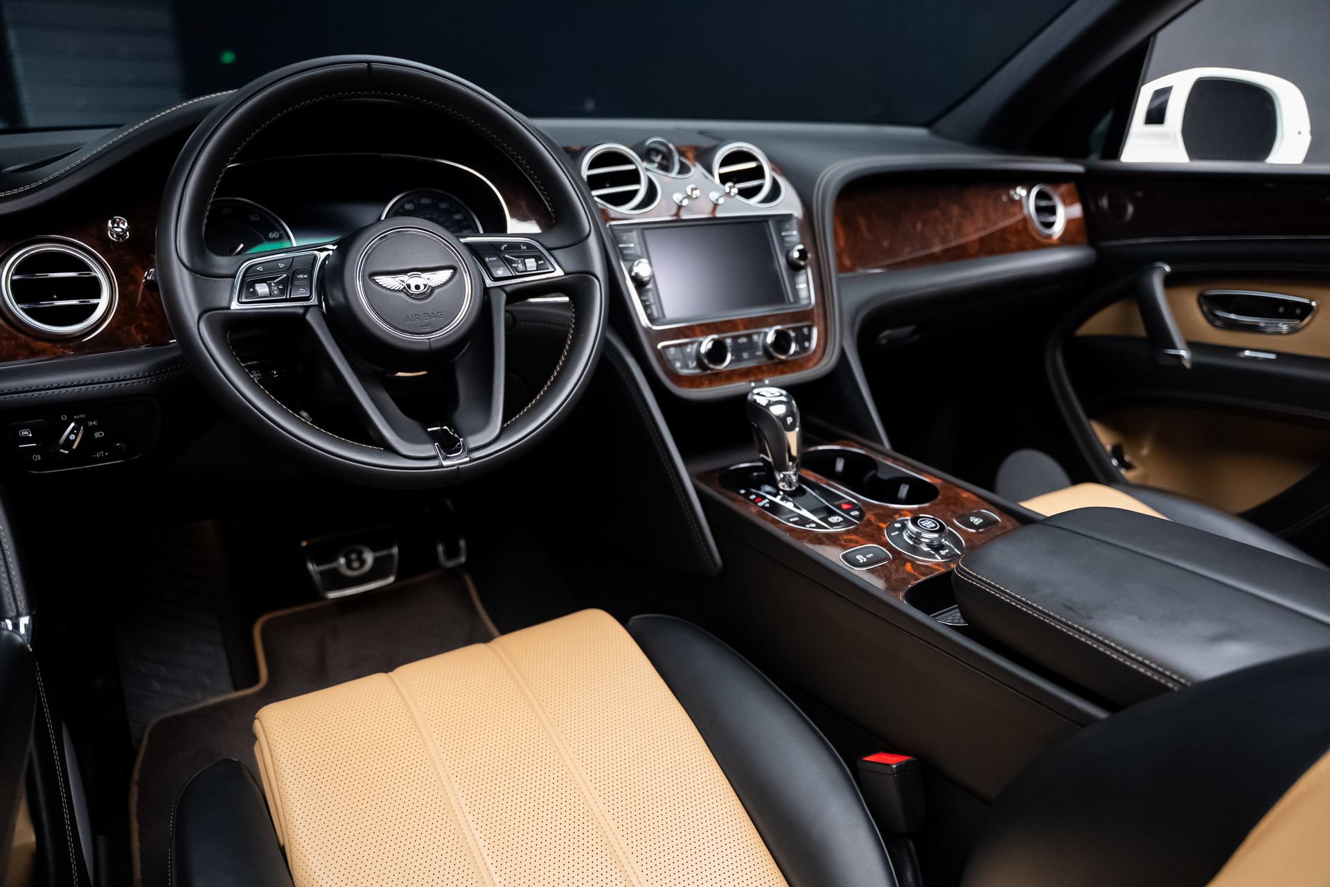 Used 2018 Bentley Bentayga AWD/4WD image 2