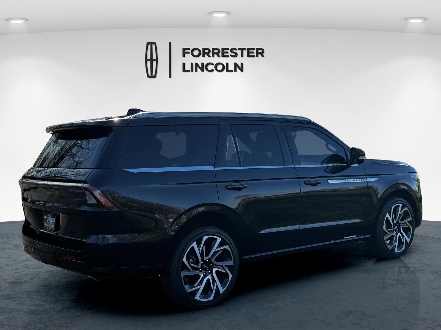 Used 2025 Lincoln Navigator Reserve AWD/4WD image 4
