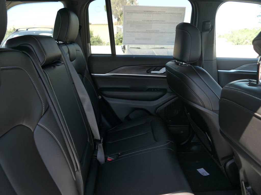 New 2025 Jeep Grand Cherokee Limited w/ Black Appearance Package image 19