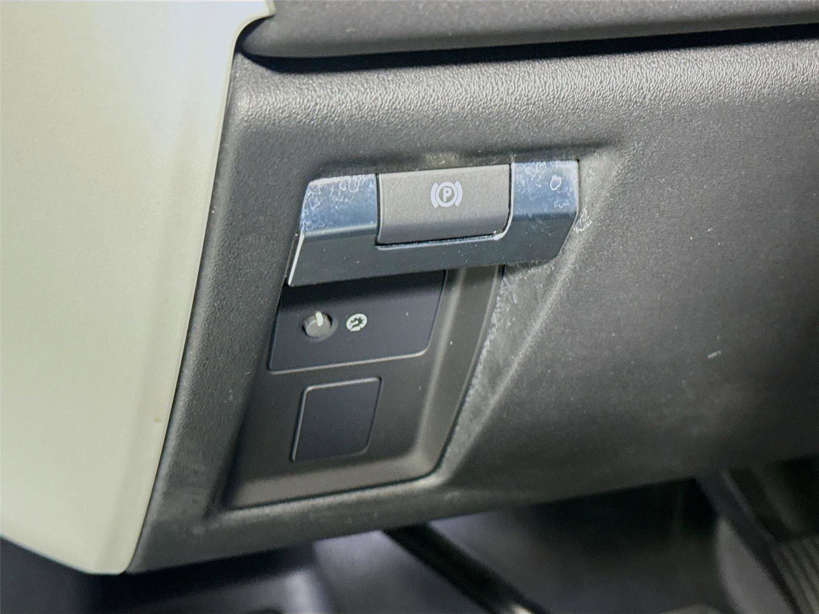 Used 2023 Land Rover Defender 130 S image 8