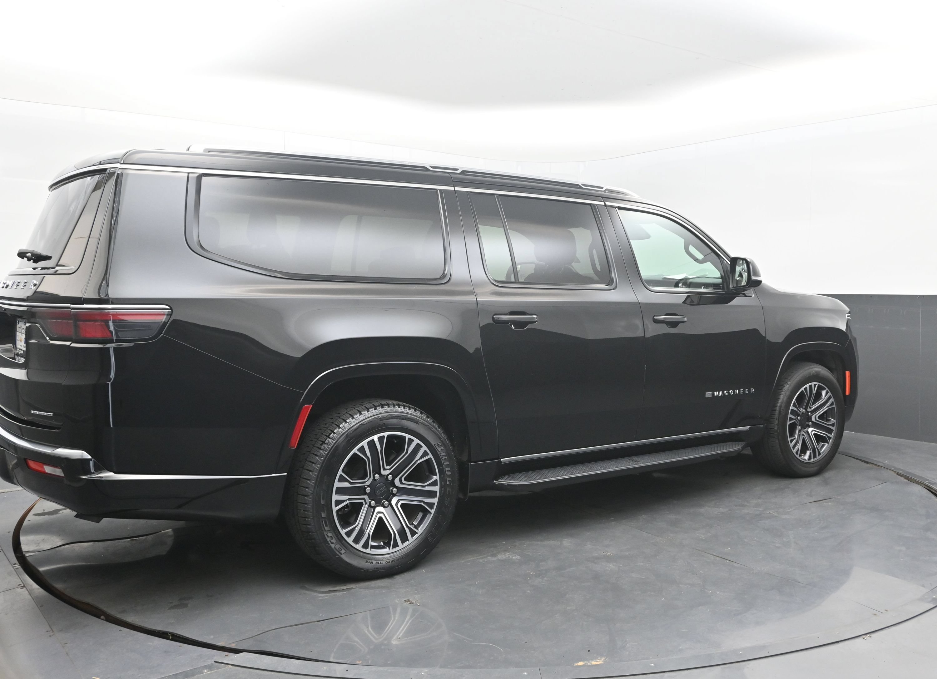 Used 2024 Jeep Wagoneer L Series II RWD image 9