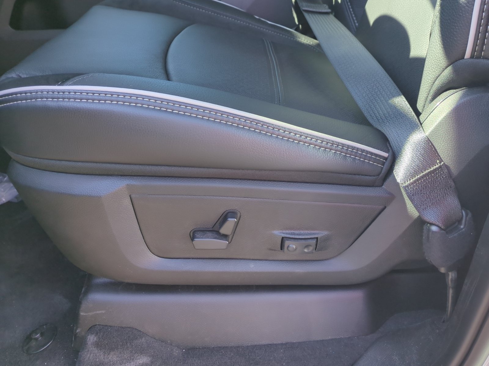 New 2026 RAM 2500 Laramie AWD/4WD image 14