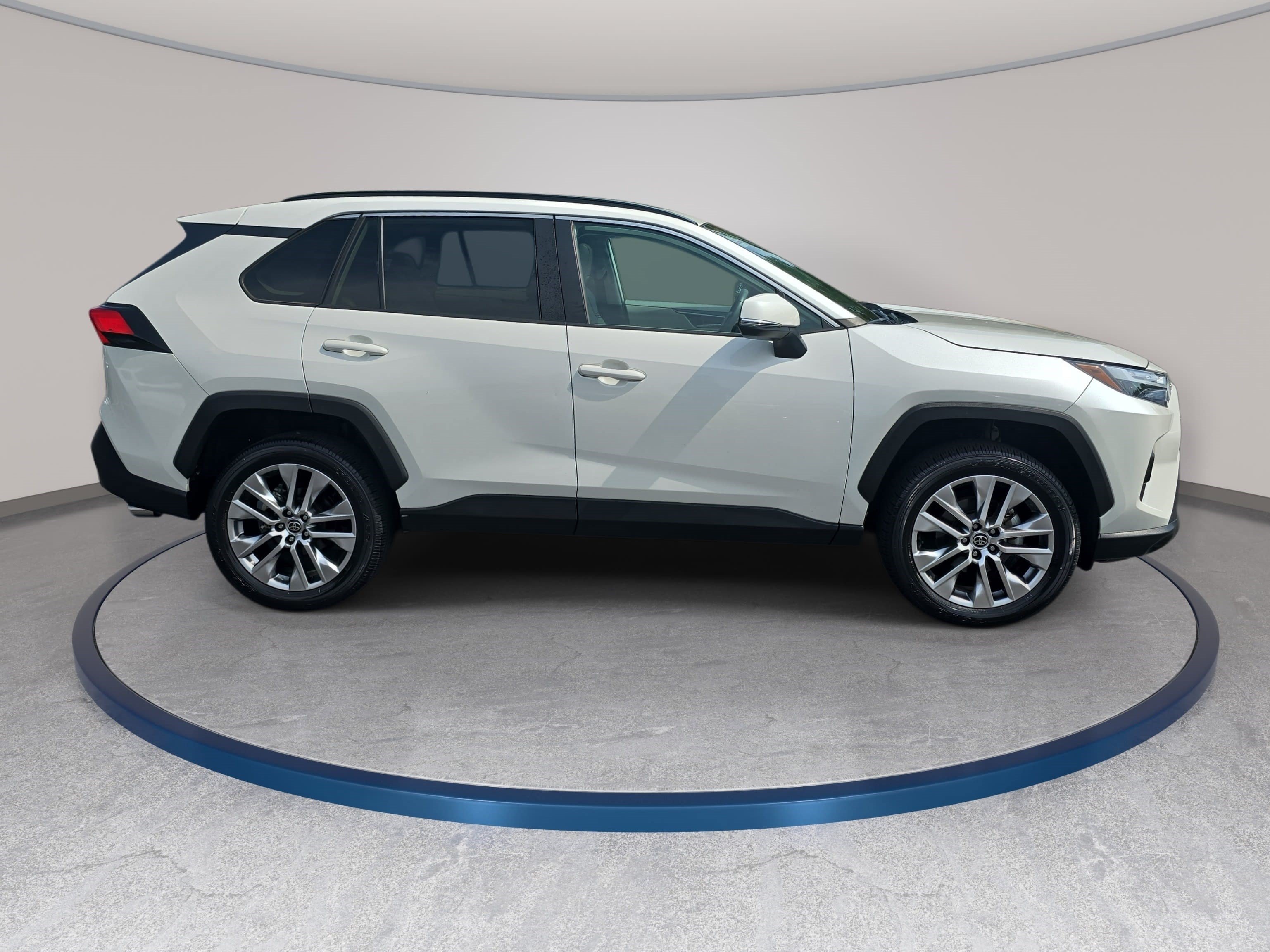 Used 2022 Toyota RAV4 XLE Premium AWD/4WD image 4