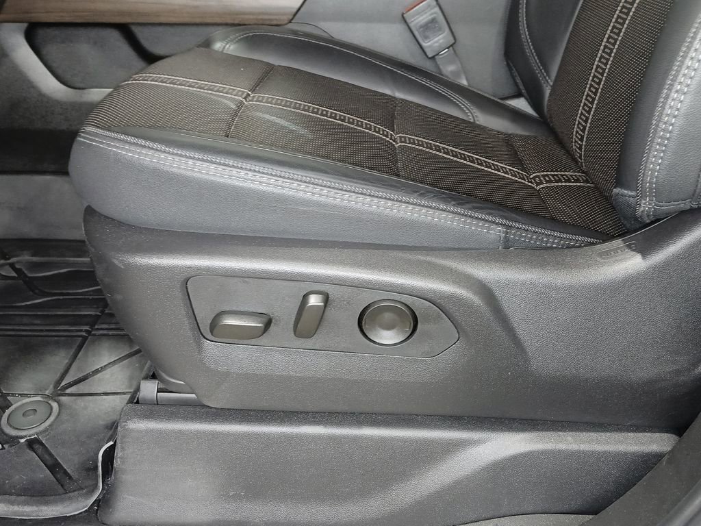 Used 2025 Chevrolet Silverado 1500 High Country w/ Technology Package image 17