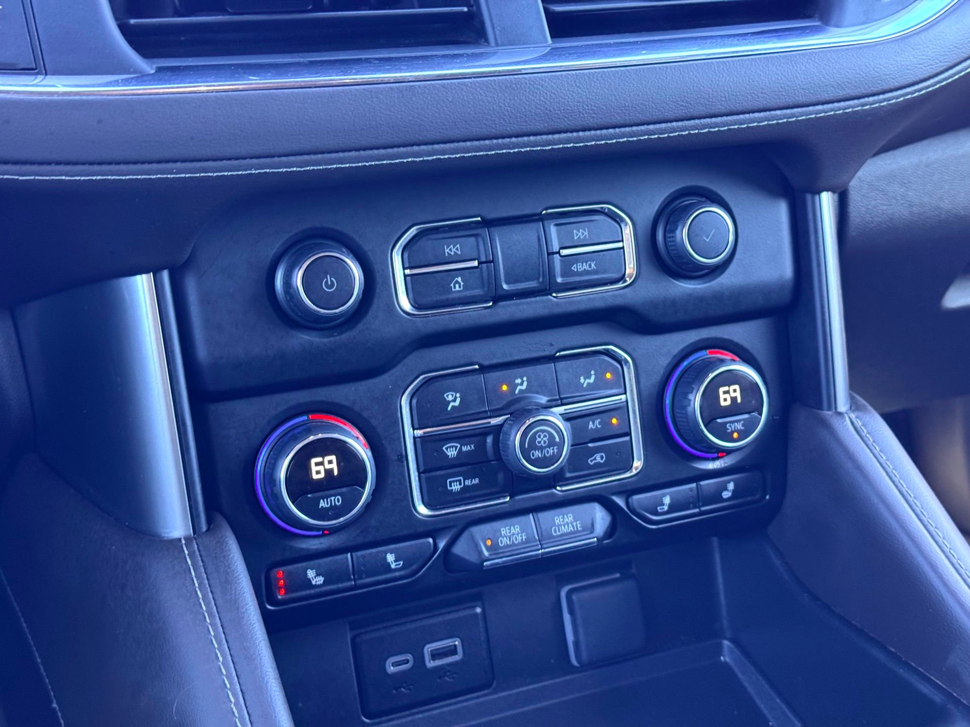 Used 2024 Chevrolet Suburban LT image 29