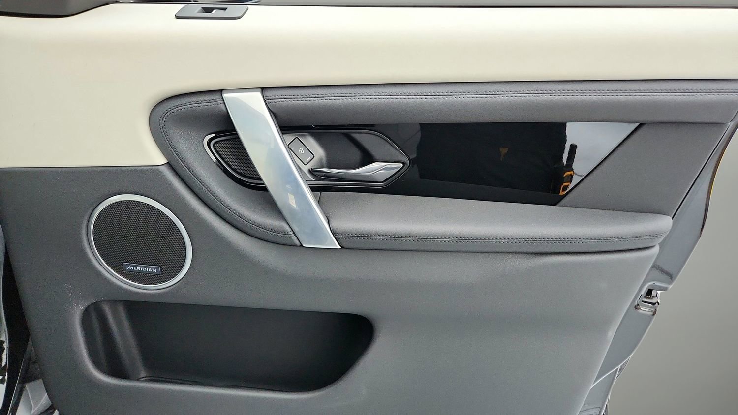 Used 2023 Land Rover Discovery Sport SE image 28