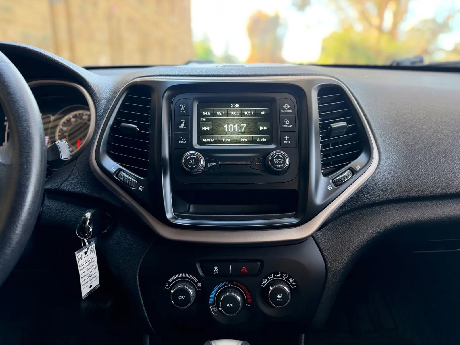 Used 2016 Jeep Cherokee Sport FWD image 14