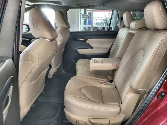 Used 2023 Toyota Highlander XLE image 23