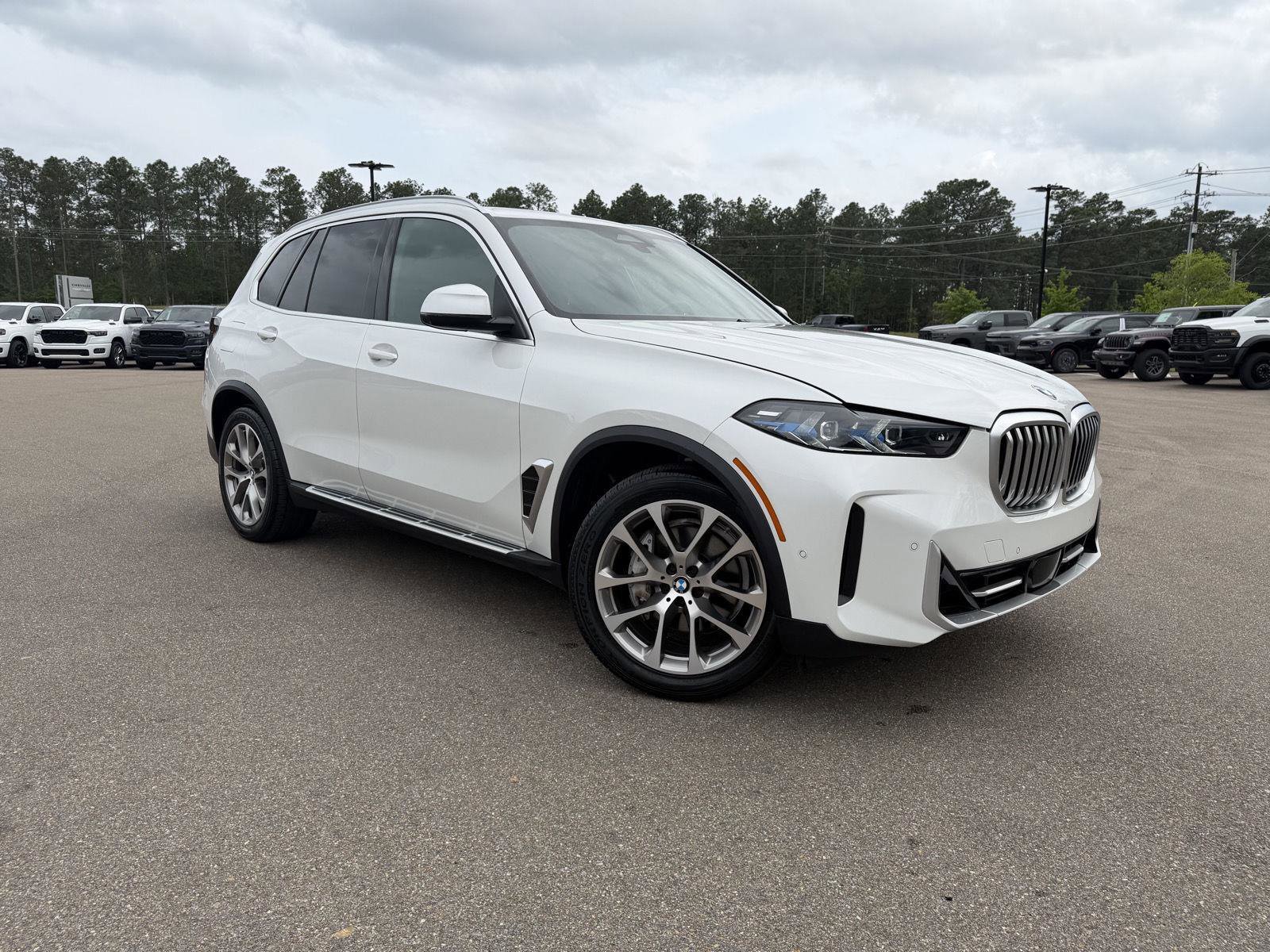 Used 2024 BMW X5 xDrive40i AWD/4WD image 3