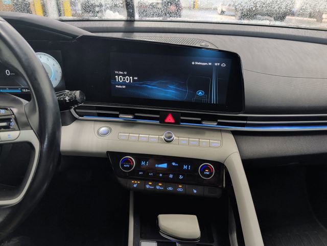 Used 2023 Hyundai Elantra Limited image 9