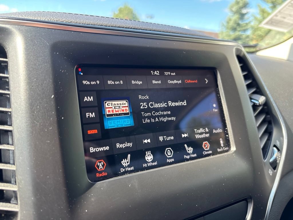 Used 2019 Jeep Cherokee Latitude Plus w/ Cold Weather Group AWD/4WD image 23