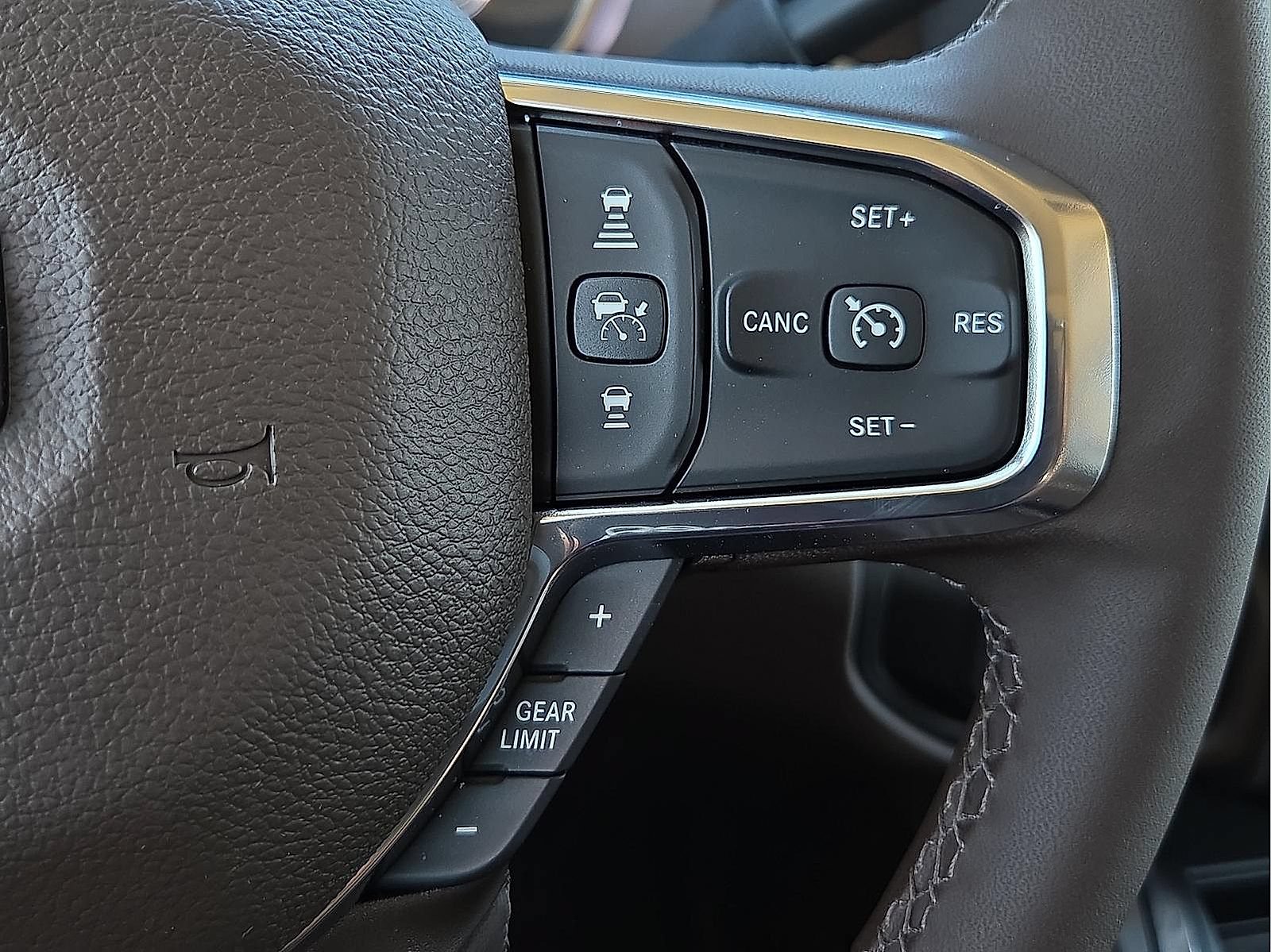 New 2026 RAM 2500 Laramie AWD/4WD image 18