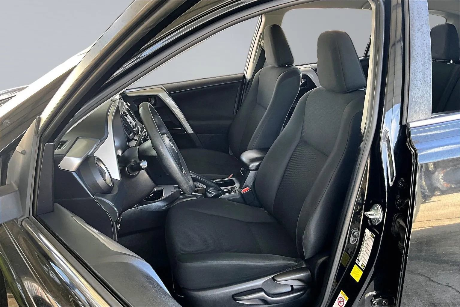 Used 2017 Toyota RAV4 LE FWD image 18