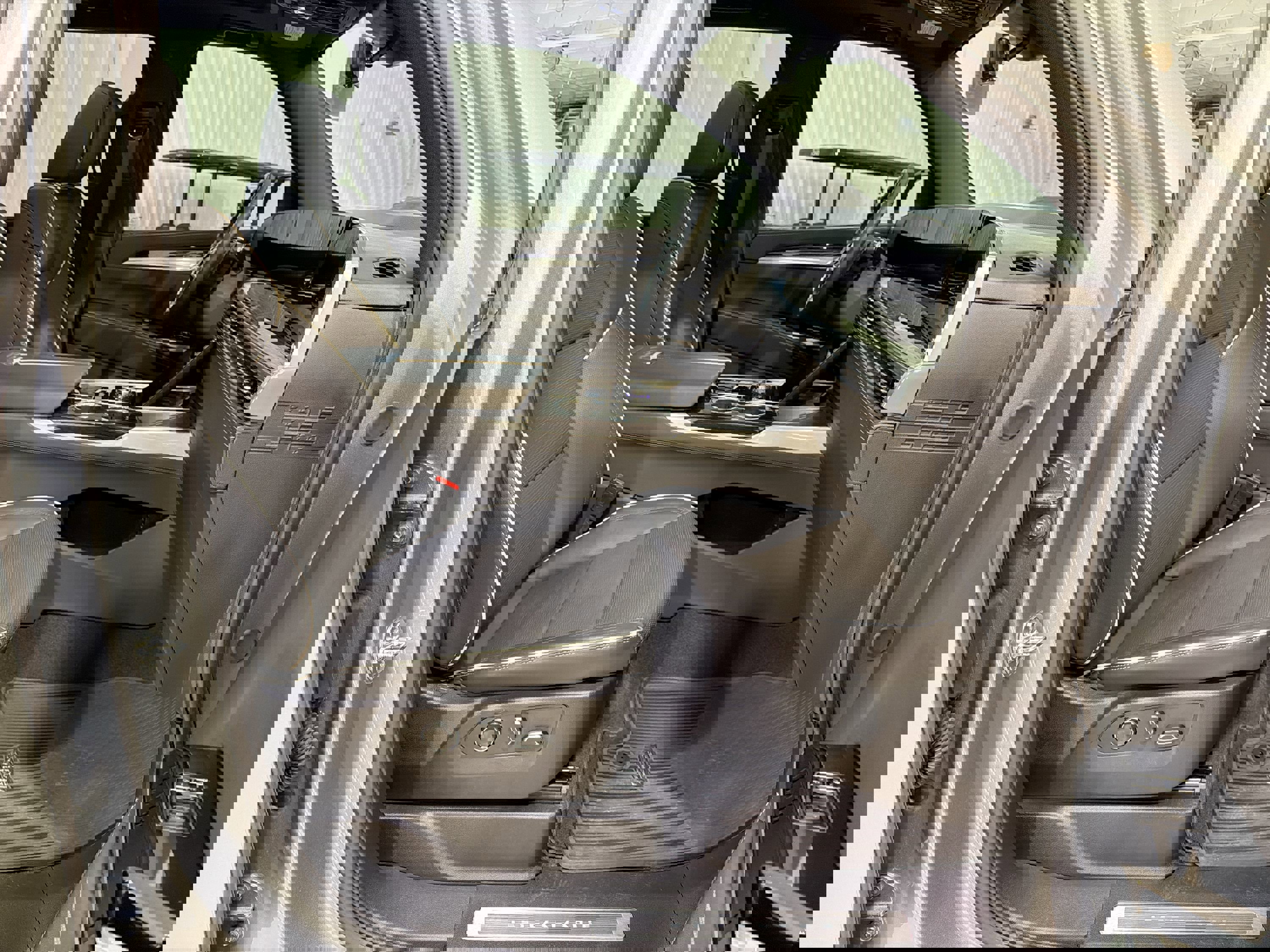 Used 2025 Cadillac Escalade Premium Luxury image 30