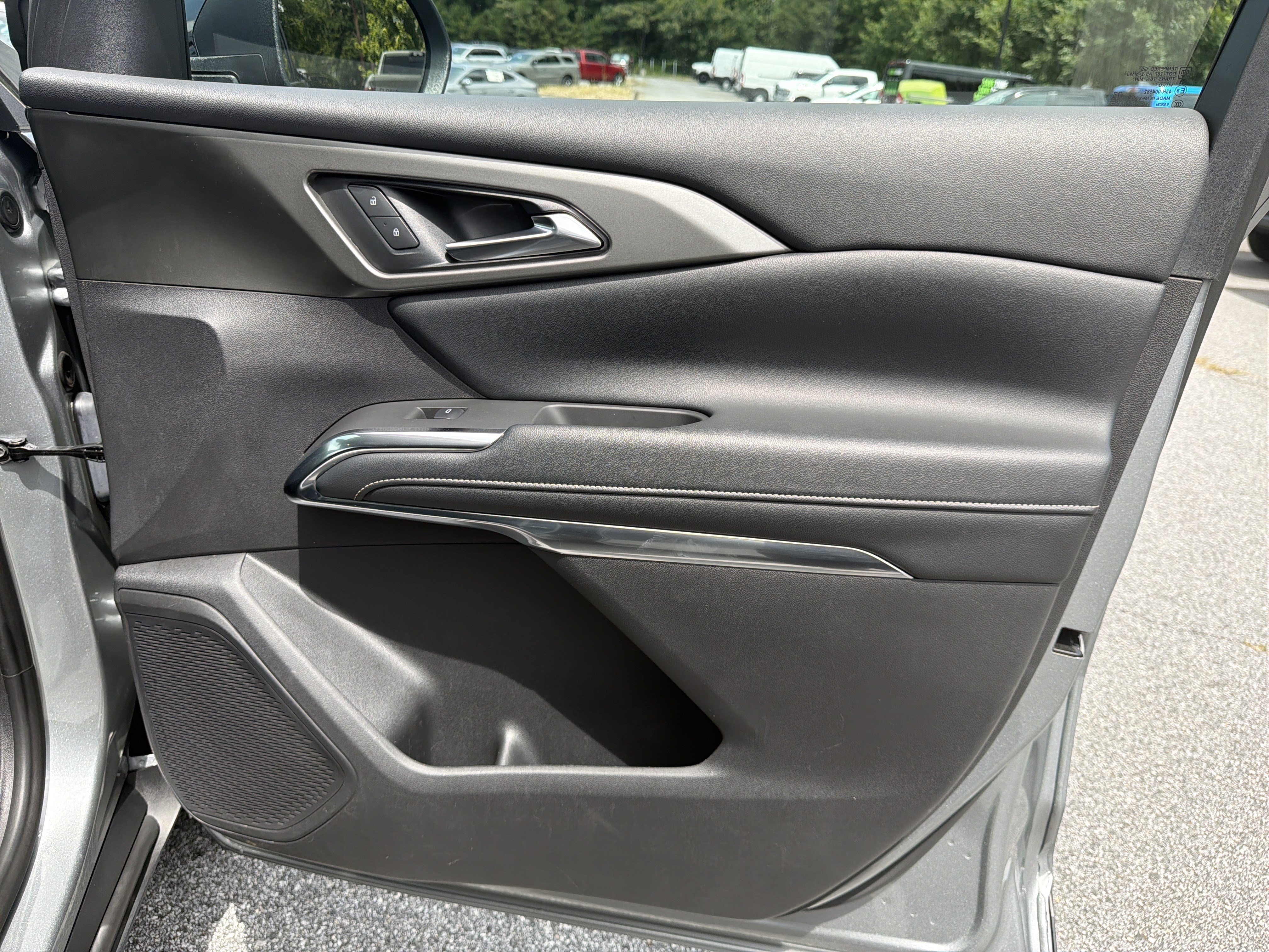Used 2025 Chevrolet Traverse LT FWD image 17
