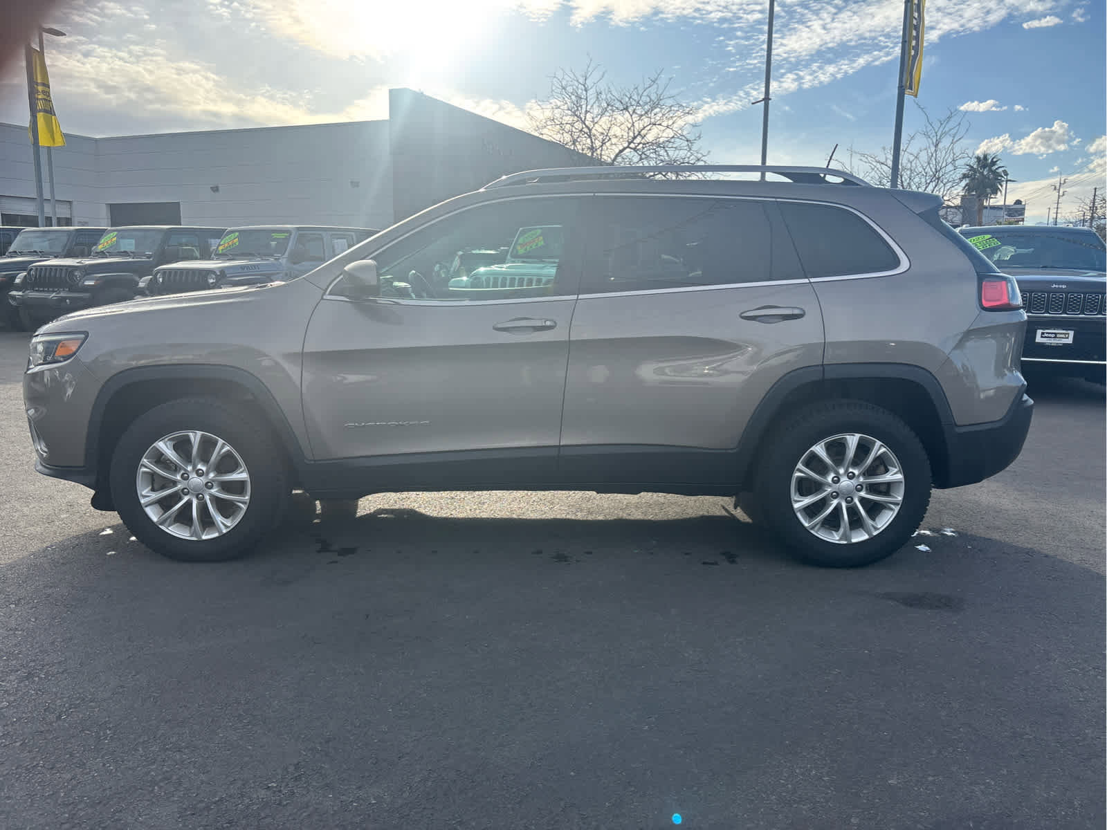 Used 2019 Jeep Cherokee Latitude w/ Cold Weather Group image 8